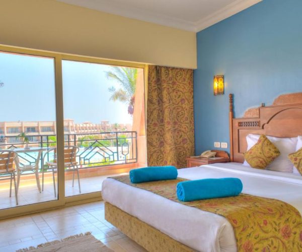 jasmine palace resort in hurghada een van de slaapkamers die het resort heeft met uitzicht op het zwembad van het resort