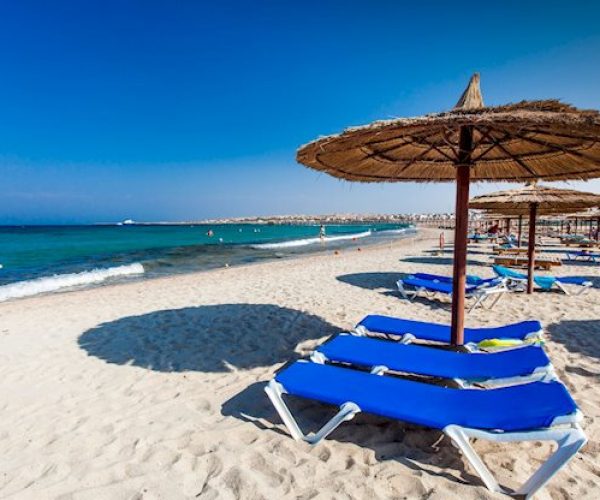 jasmine palace resort in hurghada aan het strand waar je onder de parrasol kan liggen