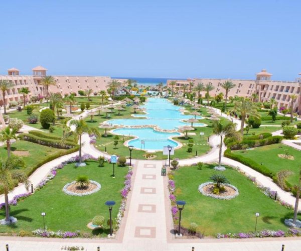 jasmine palace resort in hurghada uitzicht van boven op het resort naar de zee toe