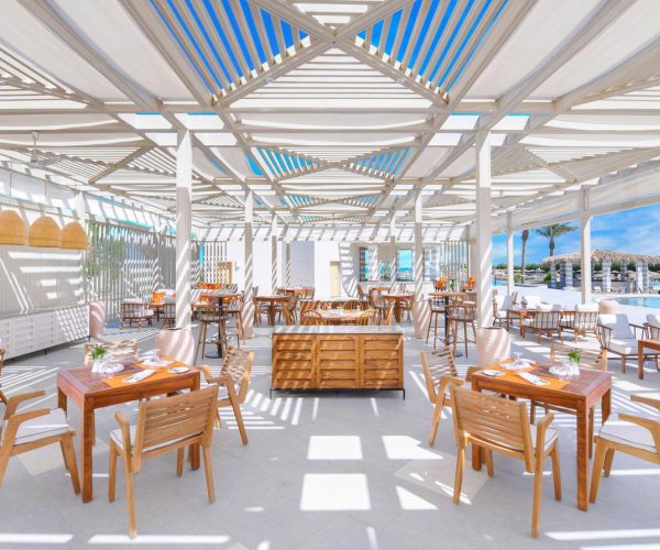 jaz casa del mar beach in hurghada restaurant waar je lekker kan eten als je honger hebt, zit naast het zwembad