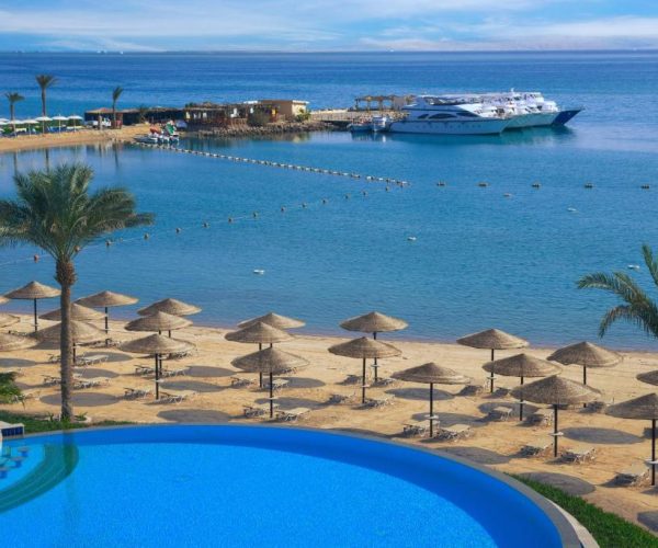 jaz casa del mar beach in hurghada uitzicht vanaf het balkon van een van de kamers op de oceaan en het strand, zwembad staat er ook op