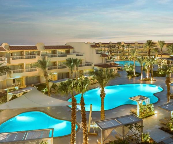 jaz casa del mar beach in hurghada zwembaden van het resort met uitzicht over het resort