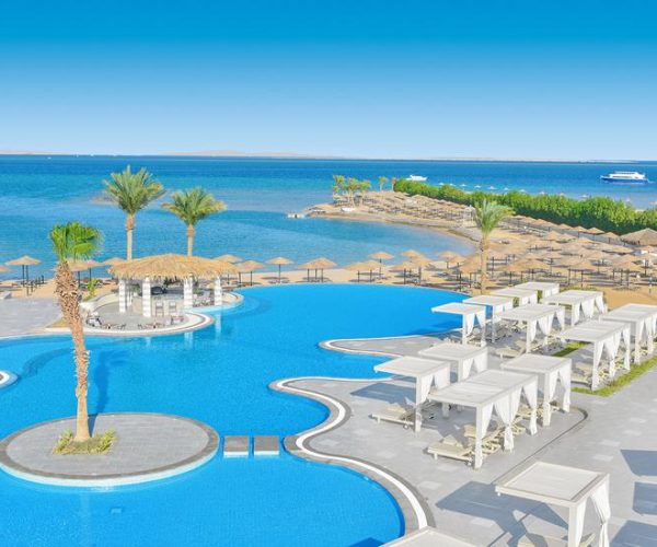 jaz casa del mar beach in hurghada met de zwembaden die het resort heeft met daarachter het strand die aan de oceaan zit met genoeg plek voor iedereen