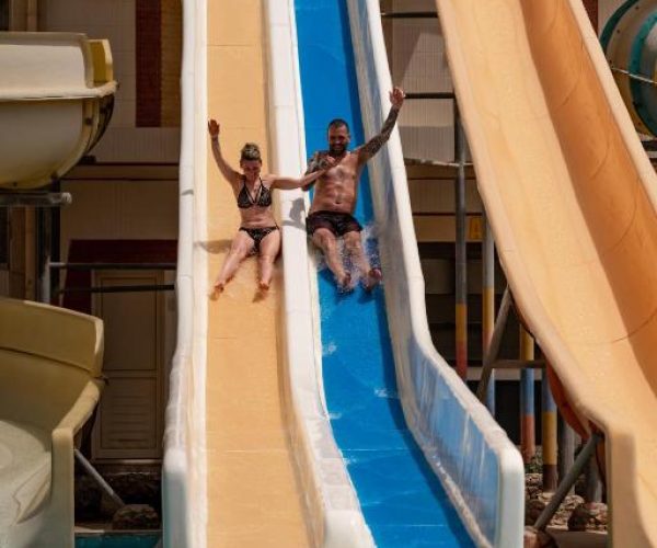king tut resort in hurghada glijbanen waar de gasten vanaf gaan naar het zwembad