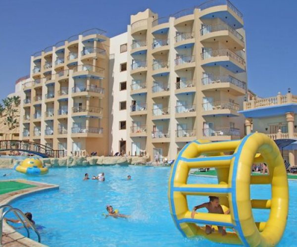 king tut resort in hurghada zwembad waar je allemaal verschillende speeltjes hebt die standaard in het zwembad liggen