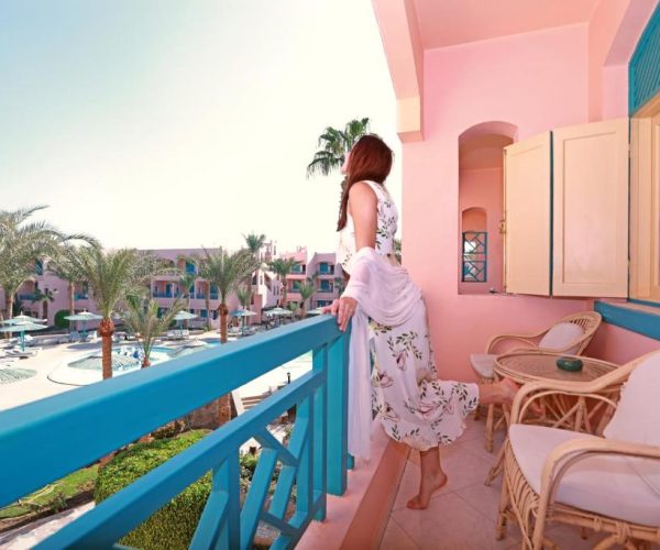 le pacha resort in hurghada met uitzicht vanaf het balkon op de rest van het resort