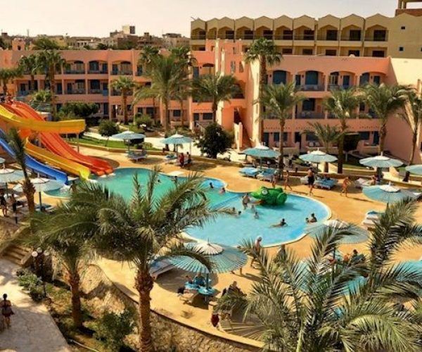 le pacha resort in hurghada zwembaden van de kinderen vanaf boven op het resort