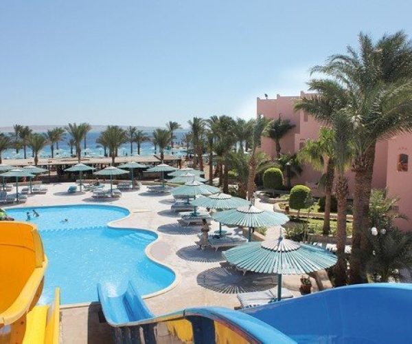 le pacha resort in hurghada zwembad met de glijbanen vanaf boven op de glijbaan