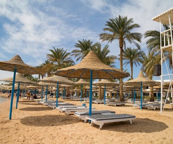 Marlin Inn Azur Resort Hurghada strand met ligbedjes