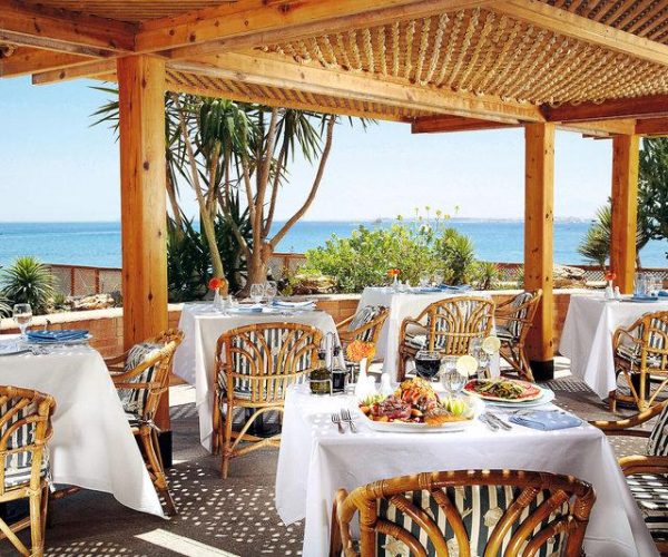 marriott hurghada beach resort in hurghada een restaurant buiten met een terras die over de oceaan kijkt