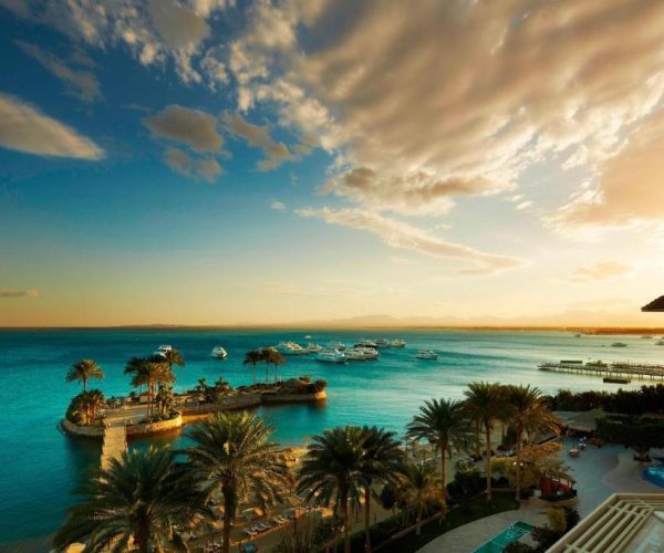 marriott hurghada beach resort in hurghada boven op het resort met zicht over de oceaan met een mooie zonsondergang op de achtergrond