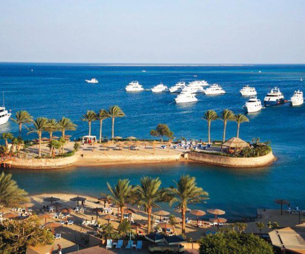 marriott hurghada beach resort in hurghada uitzicht vanaf boven op het resort naar de baai waar allemaal boten staan te wachten