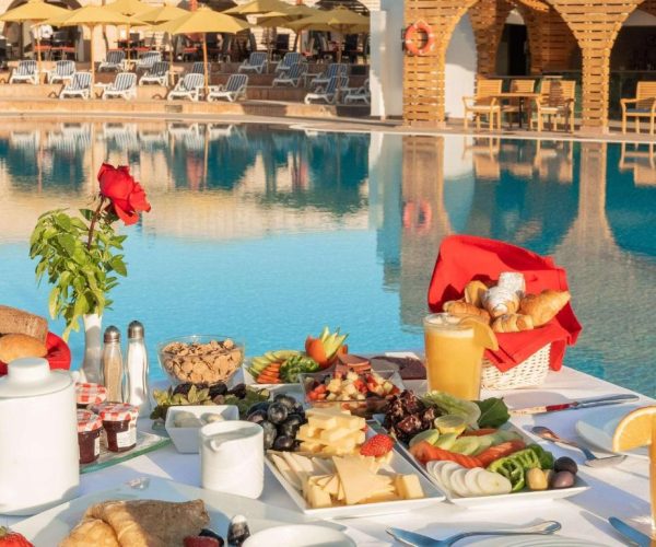 Mercure Hotel Hurghada ontbijt aan het zwembad