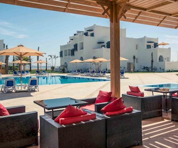 Mercure Hotel Hurghada terras met uitzicht op het zwembad