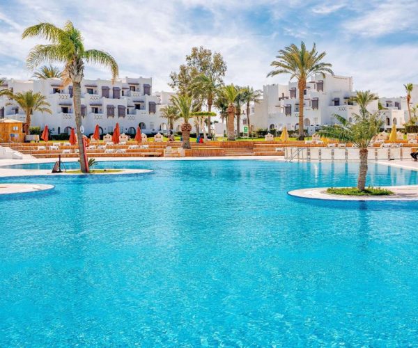 Mercure Hotel Hurghada zwembad met palmbomen