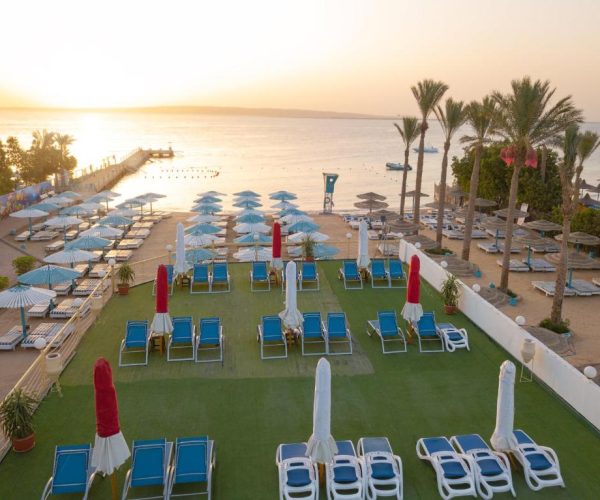 Minamark Beach Resort Hurghada strand met ligbedjes
