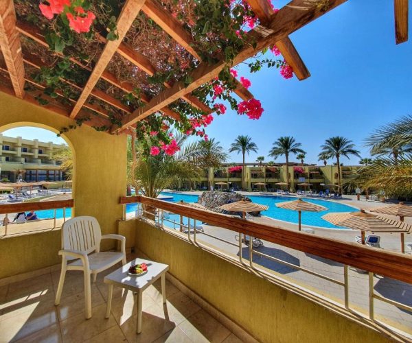 Palm Beach Resort Hurghada balkon met uitzicht op het zwembad