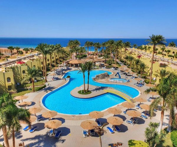 Palm Beach Resort Hurghada zwembad met uitzicht op zee