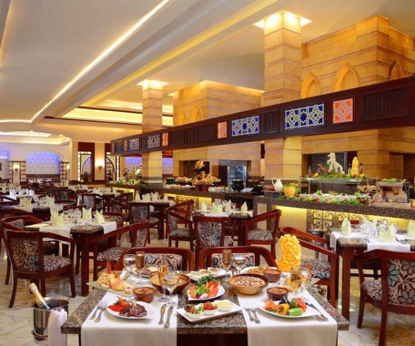 Restaurants in Pickalbatros dana beach in Hurghada binnen in een van de restaurants waar je kan eten als gast