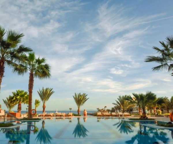 Sea Gull Beach Resort Hurghada zwembad met palmbomen en uitzicht op zee