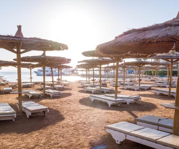 Sea Gull Beach Resort Hurghada strand met ligbedjes