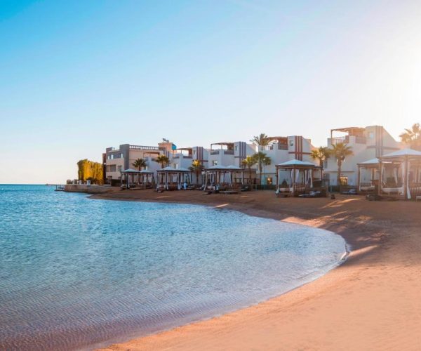 sunrise crystal bay resort hurghada op het privé strand met huisjes die aan het strandstaat met een mooie blauwe oceaan
