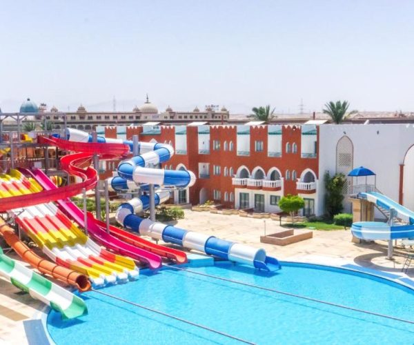 sunrise garden beach resort in hurghada glijbanen bijelkaar met zwembad er voor, en nog een kleine glijbaan aan de zijkant