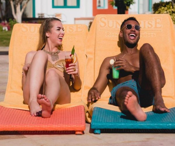 sunrise garden beach resort in hurghada waar je lekker op de ligstoelen kan chillen met een drankje