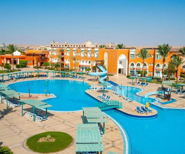 sunrise garden beach resort in hurghada zwembad waar je kan zwemmen en lekker badderen tegen de hitte