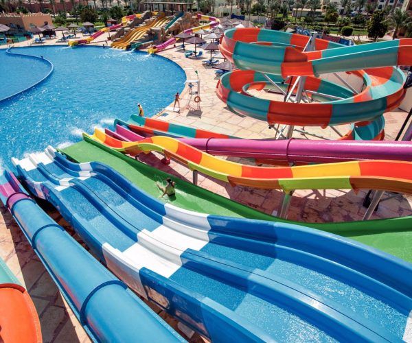 sunrise royal makadi resort hurghada glijbanen park met het zwembad waar ze heen gaan, genoeg ruimte voor iedereen