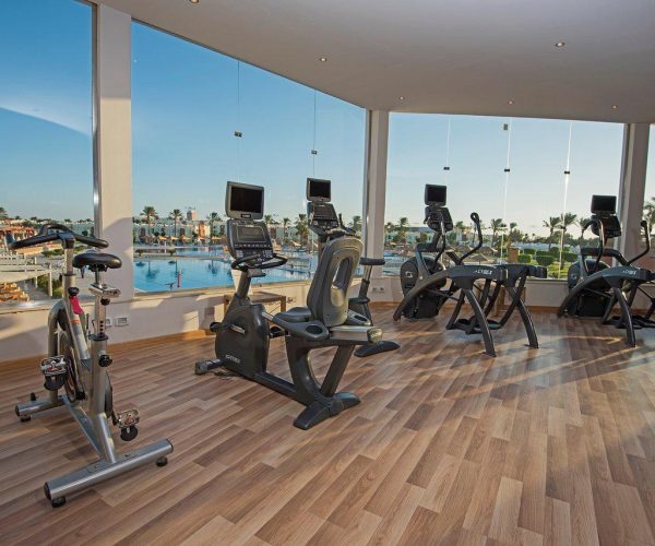 sunrise royal makadi resort hurghada fitness ruimte waar mensen heerlijk kunnen sporten om fit genoeg te blijven in de vakantie