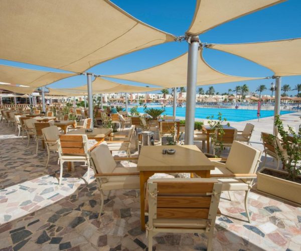 sunrise royal makadi resort hurghada restaurant naast het zwembad waar je gezellig kan drinken en eten