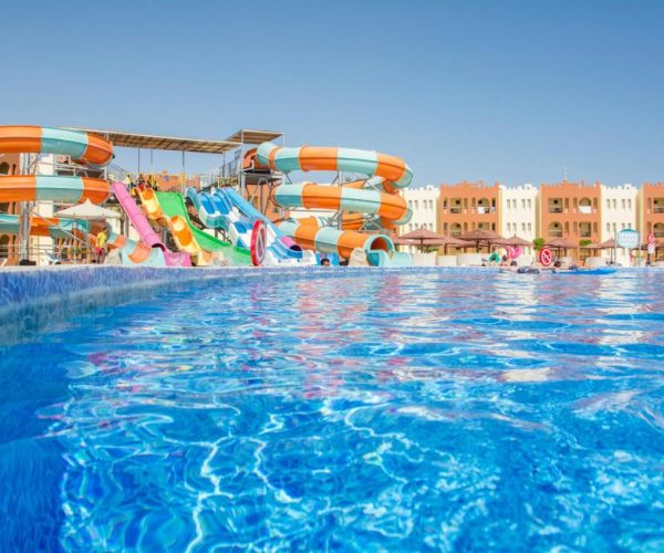 sunrise royal makadi resort hurghada glijbanen park die naar het zwembad uitlopen met de kamers op de achtergrond